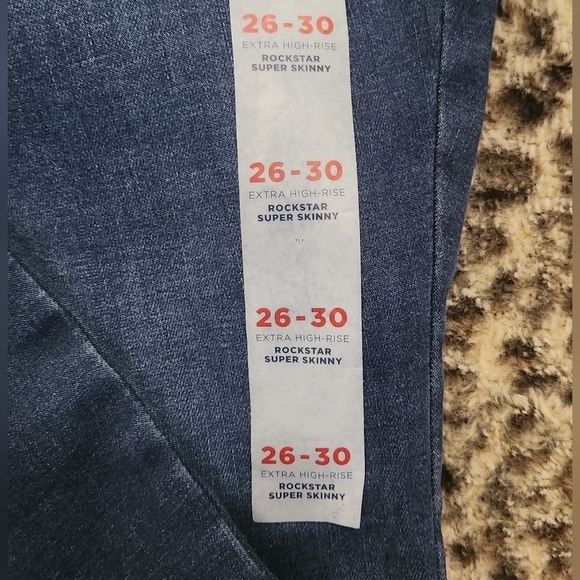Old Navy Rockstar Super Skinny Jeans Size 26 NWT - Picture 3 of 5